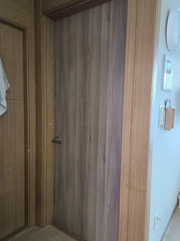 복도 쪽에서 본 새로 교체한 두 번째 방문