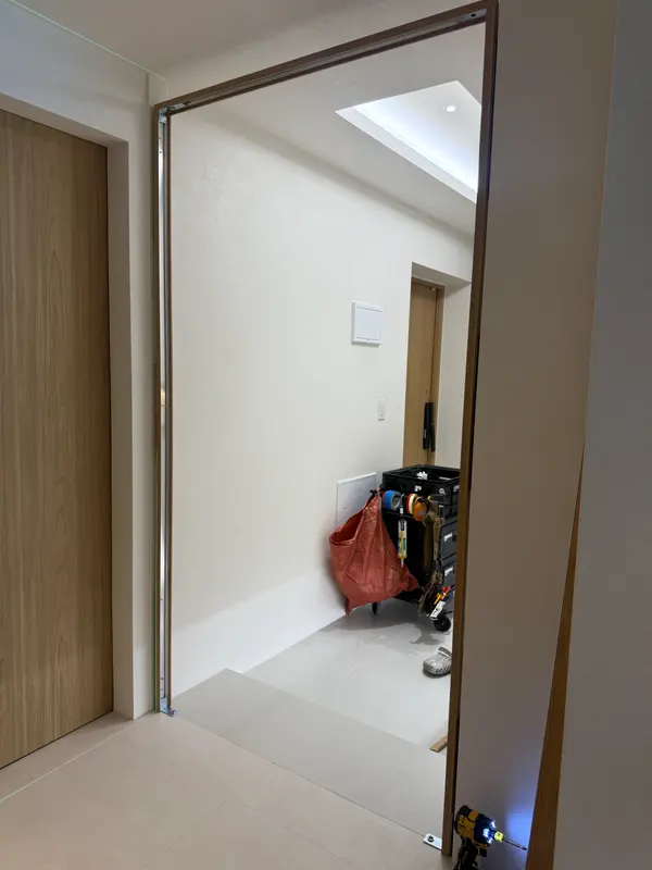유리를 넣기 전 넓은 여닫이부와 좁은 고정부로 나뉜 비대칭 프레임