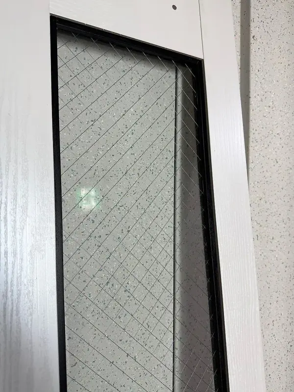 검은 오사이로 테두리를 두른 새 망입유리