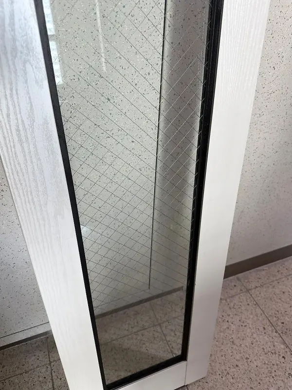 벽에 기대 세운 새 유리가 끼워진 화이트 문짝