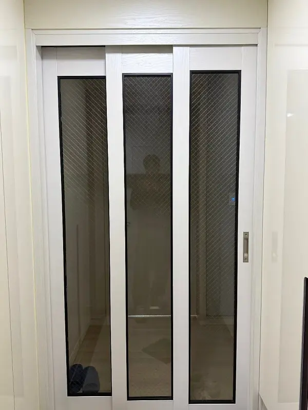 문짝을 다시 달아 완성된 화이트 3연동 중문 정면