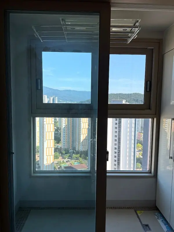 아파트 작은방 창가에 있는 상하 분할 샷시 창