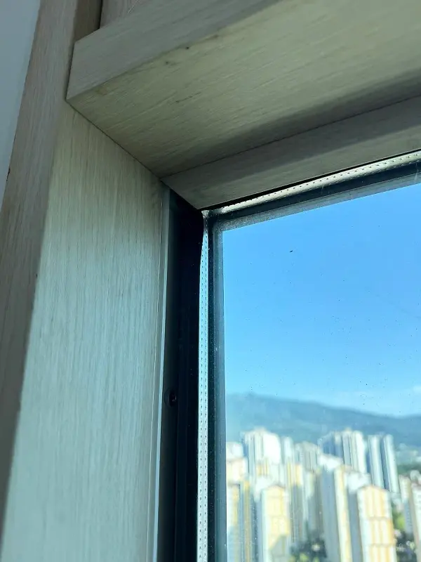 오사이를 분리하기 시작한 고정창 프레임 모서리