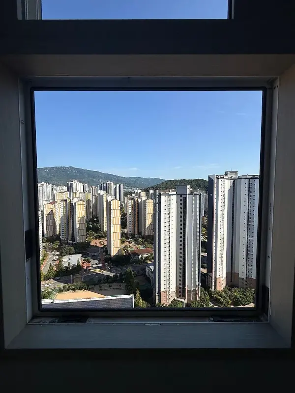 기존 유리를 철거하고 정리한 고정창 프레임 정면
