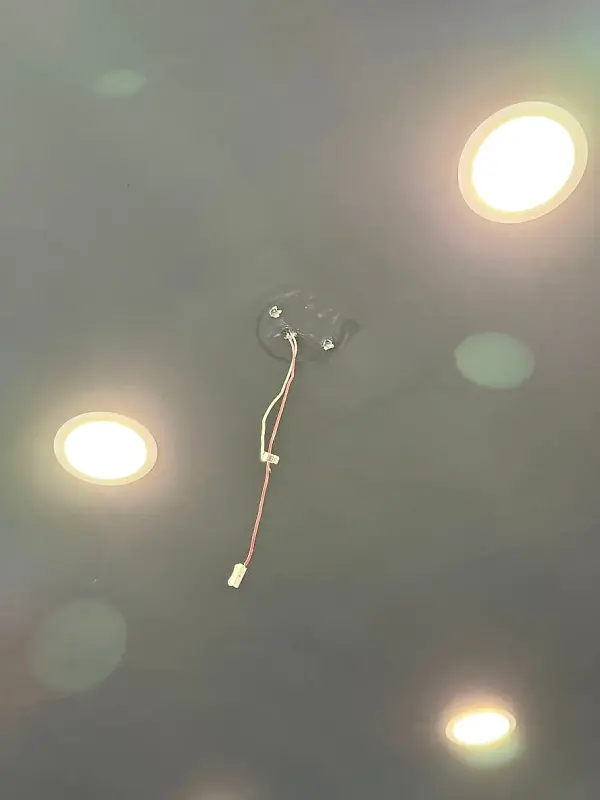 샹들리에가 떨어져 나간 천장에 전선만 늘어져 있는 모습