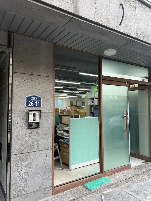 유리를 모두 빼낸 뒤 비어 있는 상가 전면 프레임