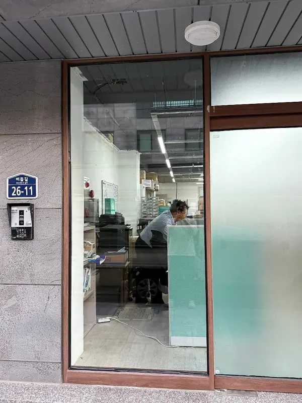 새 강화유리를 끼운 상가 전면과 실내가 보이는 모습