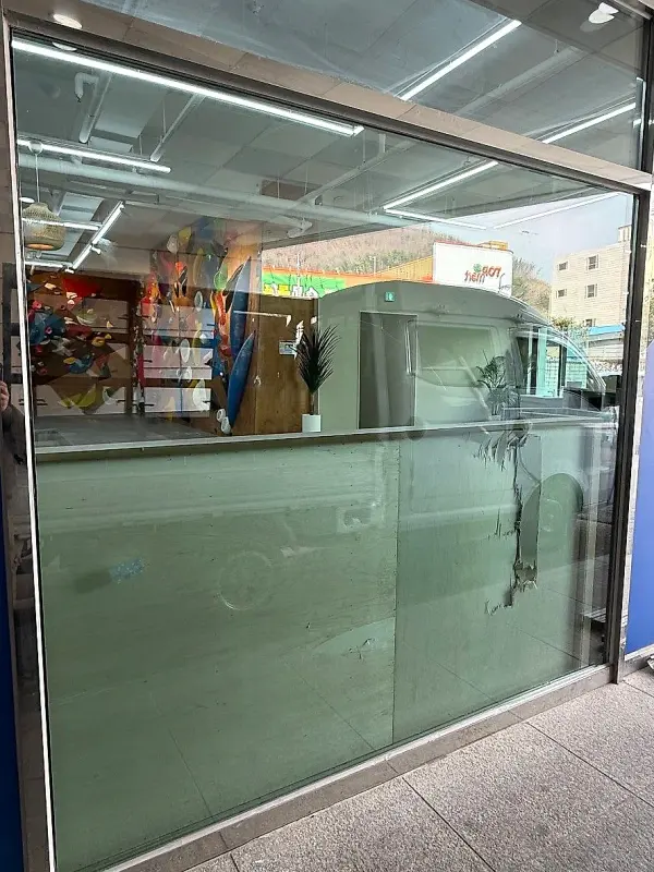 교체를 마친 상가 전면의 대형 복층유리