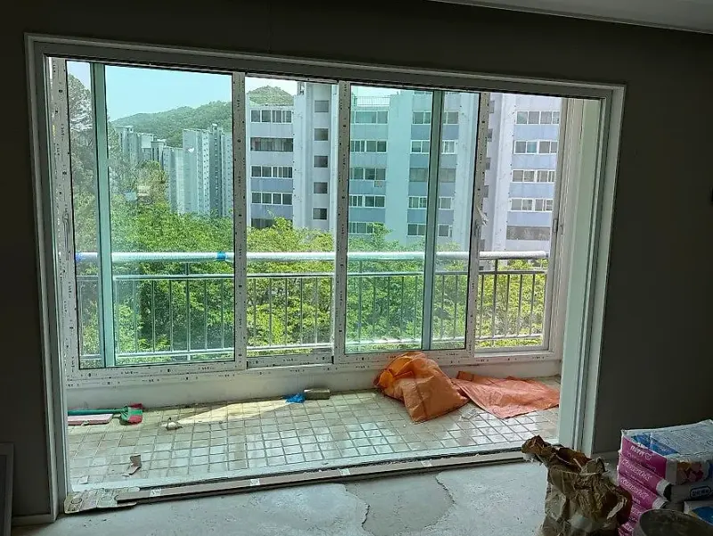 목공 마감을 마친 벽면 사이에 먼저 고정한 폴딩도어 틀과 하부 레일