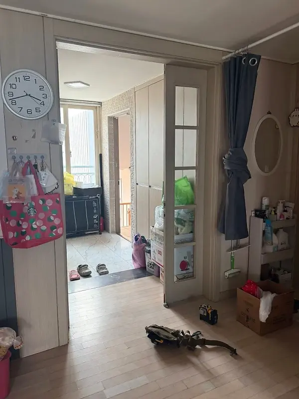 철거 전 우드톤 기존 중문이 달려 있던 현관